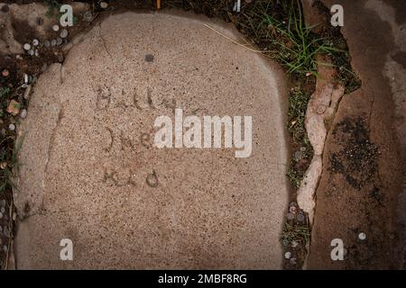 Münzen, Kugeln und andere Gegenstände, die auf dem Grab von Henry McCarty, auch bekannt als William H. Bonney, und Billy the Kid auf dem Old Fort Sumner Cemetery in Fort S zurückgelassen wurden Stockfoto