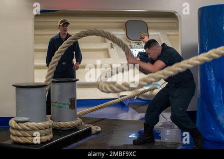 Boatswain’s Mate Seaman Shane Donnelly, Right, aus Pittsburgh, zugewiesen zur Decksabteilung der USS Gerald R. Ford (CVN 78), Heaves in Anlegestelle während eines Meeres und Ankerentwicklung im Fo’c’le, 15. Juni 2022. Ford führt im Atlantik derzeit eine Bewertung durch das INSURV (Board of Inspection and Survey) durch, um die Bereitschaft der Schiffe zu melden und sicherzustellen, dass alle Räume und Ausrüstungen den Marinestandards entsprechen. Stockfoto