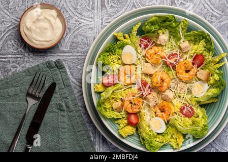 Lebensmittelfotografie mit caesar Salat, Garnelen, Garnelen, Römersalat, Salat, Wachtel, Ei, Parmesan, Croutons, Soße Stockfoto