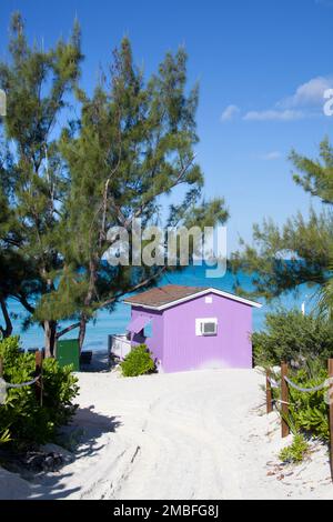 Der sandige Eingang zum Touristenstrand auf Half Moon Cay Island (Bahamas). Stockfoto