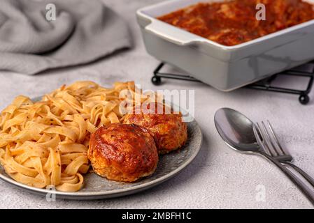 Lebensmittelfotografie von Fleischklößchen, Tagliatelle; Nudeln, Hackfleisch, Rindfleisch, Hühnchen, Schwein, Fleisch, Tomatensoße, italienisch Stockfoto