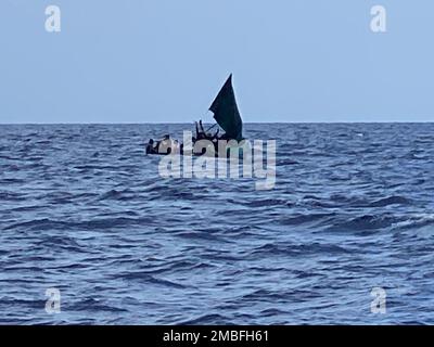 Ein guter Samariter benachrichtigte Küstenwache Sektor Key West Wächter dieses rustikalen Schiffs, etwa 12 Meilen südlich von Boot Key, Florida, 15. Juni 2022. Die Menschen wurden am 19. Juni 2022 nach Kuba zurückgeführt. (USA Küstenwache Foto) Stockfoto