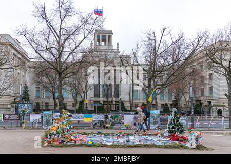 Unterstützung der Ukraine vor der Botschaft der Russischen Föderation in Berlin. Unter den Linden Straße in Berlin. Beenden Sie den Krieg in der Ukraine. Stockfoto