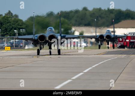 Ein Paar USA Air Force F-15E Strike Eagles der 494. Kampfgeschwader zugewiesen, Taxi vor dem Start zu einer Routineübungsmission in Royal Air Force Lakenheath, England, 15. Juni 2022. Die zukunftsorientierte und bereite Präsenz des Liberty Wing im Vereinigten Königreich gibt ihm die Möglichkeit, rasch auf Krisen zu reagieren, Verbündete zu beruhigen und das Engagement der Vereinigten Staaten für die kollektive Verteidigung der NATO zu untermauern. Stockfoto