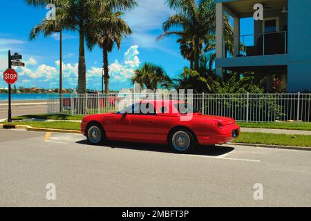 Ford Thunderbird Cabriolet mit rotem Hardtop und Drahträdern, geparkt in Pass-a-Grille, Florida, USA, Juni 2022. Stockfoto
