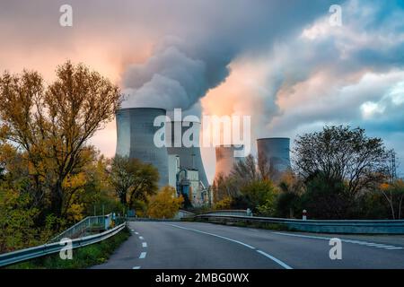 Kernkraftwerk in der Nähe von Cruas, Frankreich, Europa. Stockfoto