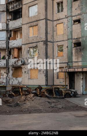 KIEW, UKRAINE - 23. APRIL 2022: Beschädigtes und verbranntes Wohngebäude nach russischem Raketenangriff Stockfoto