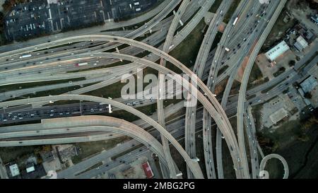 Eine Draufsicht auf eine große Autobahnkreuzung in einer Stadt Stockfoto