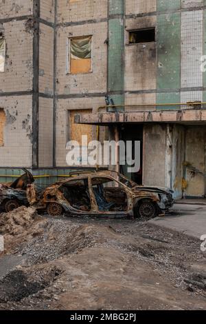 KIEW, UKRAINE - 23. APRIL 2022: Beschädigtes und verbranntes Wohngebäude nach russischem Raketenangriff Stockfoto