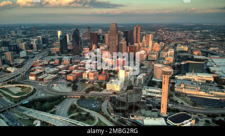 Ein Luftbild der Skyline von Downtown Dallas, Texas bei Sonnenuntergang Stockfoto