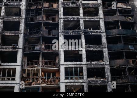 KIEW, UKRAINE - 23. APRIL 2022: Beschädigtes und verbranntes Wohngebäude nach russischem Raketenangriff Stockfoto