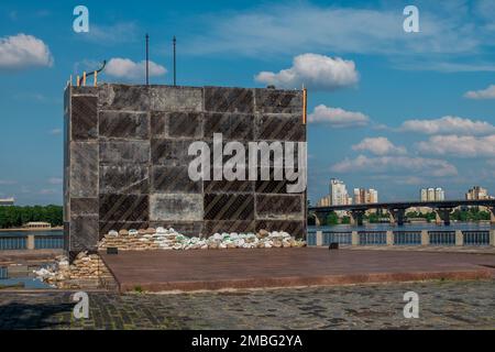 KIEW, UKRAINE - 01. JUNI 2022: Das Denkmal für die Gründer von Kiew Kyi, Scheck, Khoryv und ihrer Schwester Lybid, geschützt mit Schilden Stockfoto