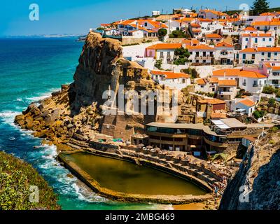 Atemberaubender Blick auf das Küstendorf Azenhas do Mar, berühmt für seinen natürlichen Pool und die weißen Häuser mit Blick auf den Atlantischen Ozean, Sintra munici Stockfoto