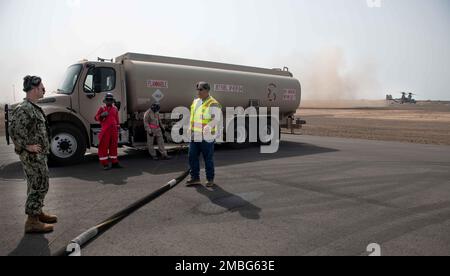 CAMP LEMONNIER, Dschibuti (15. Juni 2022) LT. Nicholas Butler, Fuels Officer im Camp Lemonnier, Djibouti (CLDJ) stimmt sich mit Marvin Hall, Fuels Subunternehmer Manager, KBR Inc., als US-amerikanischer Hersteller ab Marine Corps MV-22 Osprey mit Marine Medium Tiltrotor Squadron (VMM) 163 trifft ein, um das erste heiße Tanken zu erhalten, eine Treibstofftechnik, bei der Treibstoff aufgefüllt wird, während der Motor eines Flugzeugs läuft, durchgeführt auf CLDJ. Der Nachweis der Fähigkeit zum Heißbetanken in Dschibuti hat gezeigt, dass es möglich ist, die Betankungszeit um 66 Prozent zu verkürzen, was eine erhebliche Steigerung der Einsatzbereitschaft von Flugzeugen bedeutet. Stockfoto