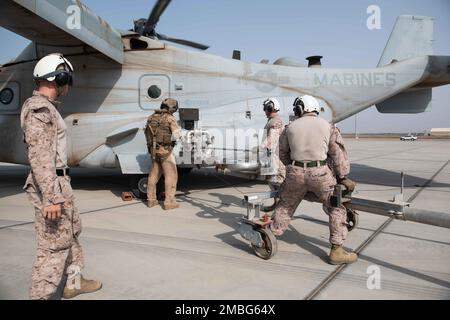 CAMP LEMONNIER, Dschibuti (15. Juni 2022) USA Marines, die der mittleren Tiltrotor-Staffel (VMM) 163 zugeteilt sind, führen die erste Heißbetankung durch, eine Technik zur Wiederauffüllung von Treibstoff bei laufendem Motor eines Flugzeugs, die in Camp Lemonnier, Dschibuti (CLDJ) in den USA durchgeführt wird Marinekorps MV-22 Osprey. Der Nachweis der Fähigkeit zum Heißbetanken in Dschibuti hat gezeigt, dass es möglich ist, die Betankungszeit um 66 Prozent zu verkürzen, was eine erhebliche Steigerung der Einsatzbereitschaft von Flugzeugen bedeutet. Stockfoto