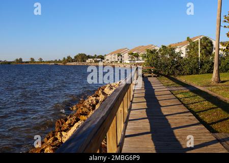 Schöner sonniger Tag am Golf von Mexiko mit Blick auf das Wasser, das Dorf und hölzerne Spazierwege und Joggen in Florida, USA Stockfoto