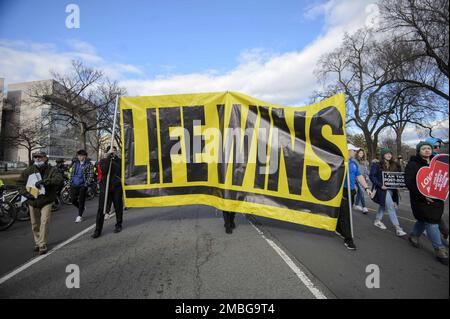 Washington DC, USA. 20. Januar 2023. Die Anti-Abtreibung-Demonstranten halten Schilder als Banner, während sie die Pennsylvania Avenue auf dem Weg in die USA entlanggehen Supreme Court während des 50. März für Leben in der National Mall in Washington, DC am Freitag, den 20. Januar 2023. Foto: Bonnie Cash/UPI Credit: UPI/Alamy Live News Stockfoto