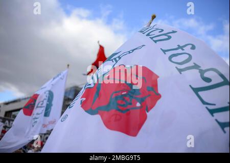 Washington DC, USA. 20. Januar 2023. Die Anti-Abtreibung-Demonstranten halten Schilder als Banner, während sie die Pennsylvania Avenue auf dem Weg in die USA entlanggehen Supreme Court während des 50. März für Leben in der National Mall in Washington, DC am Freitag, den 20. Januar 2023. Foto: Bonnie Cash/UPI Credit: UPI/Alamy Live News Stockfoto