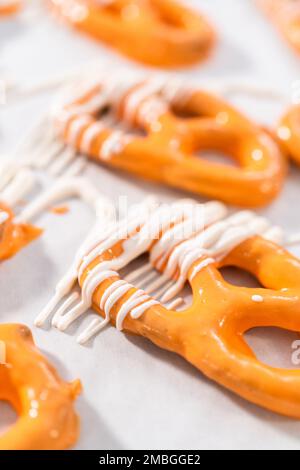 Pretzel Twist Mit Schokoladenüberzogene Gourmet-Spezialitäten Stockfoto