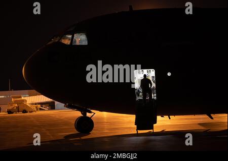 USA Air Force Capt. Creedance Chambers, ein C-17 Globemaster III-Pilot, der der 16. Airlift-Geschwader zugeteilt wurde, betritt sein Flugzeug vor einer experimentellen Luftbrücke nach Berlin, Deutschland, 15. Juni 2022. Die C-17 ist das flexibelste Frachtflugzeug der Luftwaffe, das in der Lage ist, Truppen und Fracht schnell und strategisch zu befördern. Stockfoto