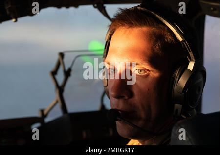 USA Air Force Capt. Dylan Radka, ein C-17 Globemaster III-Pilot, der der 16. Airlift-Geschwader zugeteilt wurde, fliegt am 15. Juni 2022 eine experimentelle Lufttransport-Mission nach Berlin. Die C-17 ist das flexibelste Frachtflugzeug der Luftwaffe, das in der Lage ist, Truppen und Fracht schnell und strategisch zu befördern. Stockfoto