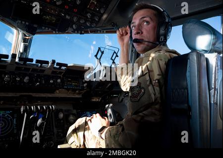 USA Air Force Capt. Dylan Radka, ein C-17 Globemaster III-Pilot, der der 16. Airlift-Geschwader zugeteilt wurde, fliegt am 15. Juni 2022 eine experimentelle Lufttransport-Mission nach Berlin. Die C-17 ist das flexibelste Frachtflugzeug der Luftwaffe, das in der Lage ist, Truppen und Fracht schnell und strategisch zu befördern. Stockfoto