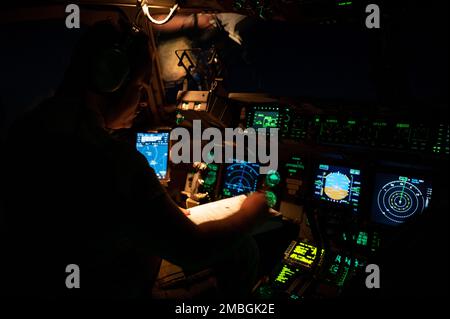 USA Air Force Capt. Creedance Chambers, ein C-17 Globemaster III-Pilot, der der 16. Airlift-Geschwader zugeteilt wurde, fliegt am 15. Juni 2022 eine experimentelle Lufttransport-Mission nach Berlin. Die C-17 ist das flexibelste Frachtflugzeug der Luftwaffe, das in der Lage ist, Truppen und Fracht schnell und strategisch zu befördern. Stockfoto