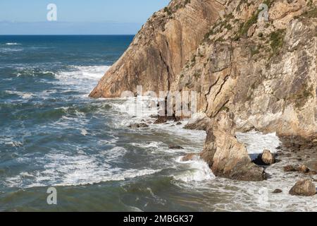 Felsen an der Küste von playa del silencio in asturien Stockfoto