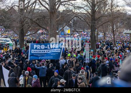 Washington, DC - 20. Januar 2023: Viele der Besuchergruppen waren religiösen Bildungseinrichtungen aus den USA angeschlossen, sowohl auf Sekundarstufe als auch postsekundärer Ebene. Prochoice-Gegenprotester versuchten, die Ereignisse vor märz zu stören, wurden aber von der US-Parkpolizei fortgeführt. Tausende haben sich in der National Mall in Washington, DC, versammelt, um am 50. Jährlichen Marsch für das Leben teilzunehmen, der zum ersten Mal nach dem Sturz von Roe gegen Wade stattfindet. (Foto: Kyle Anderson/Sipa USA) Stockfoto