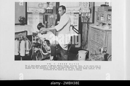 Dr. C. Jesse Davis, Absolvent des Meharry Medical College, Nashville, Tennessee, in seiner Dentalabteilung im Gebäude der Roosevelt Bank, 35. Street und Grand Boulevard, 1925. Stockfoto