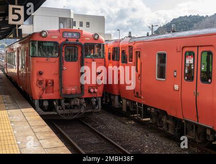 Ein Zug der JR West KIHA 40 Series am Bahnhof Wadayama in Asago, Präfektur Hyogo, Japan. Stockfoto