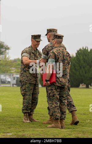 USA Oberstleutnant Jonathan Hutchison, ehemaliger Befehlshaber der Staffel des Marine Corps Air Station Iwakuni, erhält die Medaille des Meritorious Service während einer Zeremonie zum Kommandowechsel in MCAS Iwakuni, Japan, 16. Juni 2022. Die Medaille für verdienstvolle Leistungen wird denjenigen verliehen, die sich durch herausragende Leistungen oder einen verdienstvollen Dienst bei der Armee auszeichnen. Oberstleutnant Huchison erhielt Bemerkungen vom Kommandanten der USA Marinekorps, General David Berger, und der Präsident der USA, der ehrenwerte Joseph Biden. Stockfoto