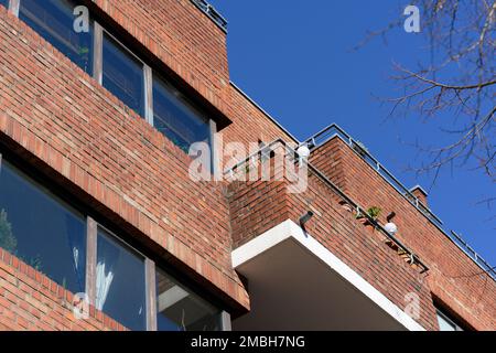 Ziegelsteinhaus mit Balkonen vor dem blauen Himmel in deutschland Stockfoto