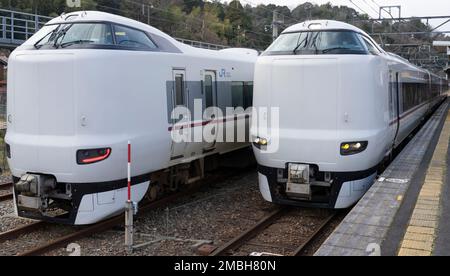 Züge der JR West 287-Serie am Bahnhof Amanohashidate in der Präfektur Kyoto, Japan. Stockfoto