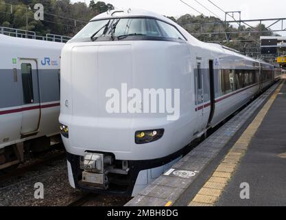 Züge der JR West 287-Serie am Bahnhof Amanohashidate in der Präfektur Kyoto, Japan. Stockfoto