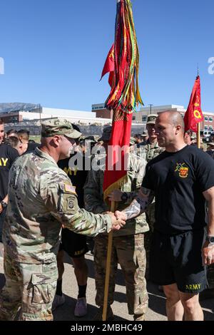 Oberst Andy Kiser, Left, Kommandeur des 2. Stryker Brigade-Kampfteams, 4. Infanterieabteilung, überreicht den Gewinnern eines Brigade-Fitnesswettbewerbs am 16. Juni in Ft. Carson, Colorado Die Brigade hielt eine Formation, um Mitglieder des Dienstes mit Auszeichnungen zu belohnen, und veranstaltete einen Fitnesswettbewerb, um die Arbeitsmoral und den Teamgeist zu stärken. USA Militärfoto von Major Jason Elmore. Stockfoto