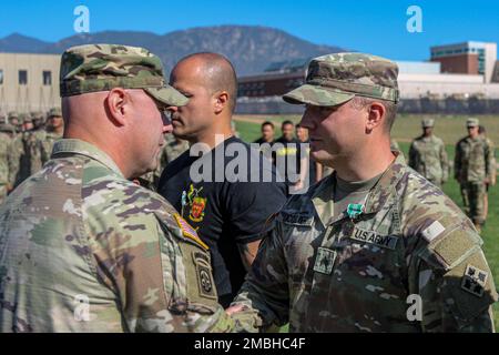 Oberst Andy Kiser, Left, Befehlshaber des 2. Stryker-Brigade-Kampfteams, 4. Infanteriedivision, überreicht einen Preis an einen Soldaten während einer Formation am 16. Juni in Ft. Carson, Colorado Die Brigade formierte sich, um den Mitgliedern des Dienstes Auszeichnungen zu überreichen und einen Fitnesswettbewerb abzuhalten, um die Arbeitsmoral und den Teamgeist zu stärken. USA Militärfoto von Major Jason Elmore. Stockfoto