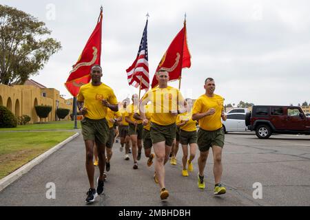 USA Marines mit Fox Company, 2. Rekrutierungs-Bataillon, in Formation während eines Motivationslaufs im Marine Corps Recruit Depot San Diego, 16. Juni 2022. Die von der Front führenden Marines waren für die Ausbildung und Organisation des 2. Rekrutierungsbataillons verantwortlich. Stockfoto