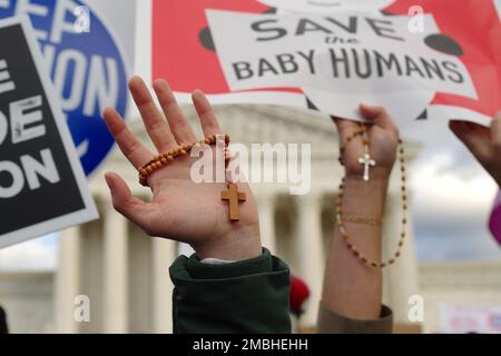 Washington DC, USA. 20. Januar 2023 Pro-life-Demonstranten halten Schilder und Rosenkränze auf der jährlichen March for Life Antiabortion Demonstration, die erste seit dem Sturz von Roe gegen Wade im Juni 2022. Kredit: Philip Yabut/Alamy Live News Stockfoto