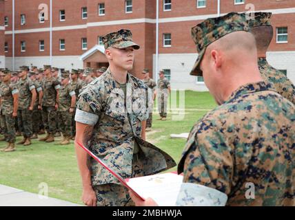 USA George Russo, ein Einheimischer aus Manchester Township, New Jersey, mit 2D. Bataillon, 8. Marines Regiment, 2D. Marine Division, steht bei der Verlesung seiner Preisverleihung im Rahmen einer Preisverleihung in Camp Lejeune, North Carolina, am 16. Juni 2022 zur Schau. Russo erhielt für seine heldenhaften Aktionen am 11. Juni 2022 die Marinekorps- und Marinekorps-Achievement-Medaille. Während er in Myrtle Beach, South Carolina, auf der Freiheit war, war Russo Zeuge eines Autounfalls mit fünf Autos. Mit dem taktischen erste-Hilfe-Kasten in seinem Handschuhfach versorgte Russo mehrere Verletzte mit erster Hilfe Stockfoto