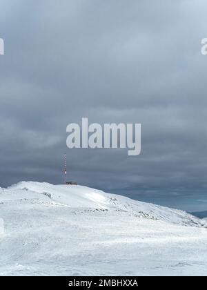 Kralova Hola Fernsehturm in der Slowakei, NiedrigTatra Nizke Tatry Gebirge während der Winter schneebedeckten Berge Stockfoto