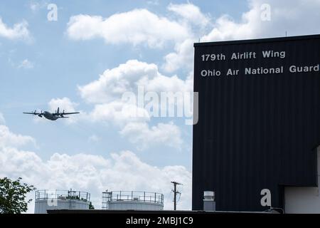 Mehrere Flugbesatzungsmitglieder des 179. Airlift Wing, Mansfield, Ohio, feierten ihre letzten Flüge am 16. Juni 2022 im 179. Airlift Wing, Mansfield, Ohio. Die „Fini“-Flugerfahrung ist eine, bei der Flugbesatzungsmitglieder nach ihrem letzten Flug von ihren Kollegen, der Familie und Freunden mit Wasser gespritzt werden. Stockfoto