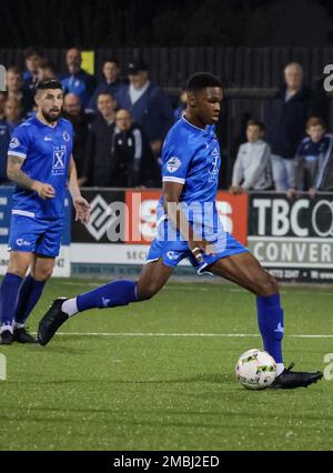 Stangmore Park, Dungannon, County Tyrone, Nordirland, Großbritannien. 02. September 2022. Danske Bank Premiership – Dungannon Swifts / Coleraine. Dungannon Swifts-Spieler Mayowa Animasahun (35) in Aktion während des Spiels der Danske Bank Irish League. Stockfoto