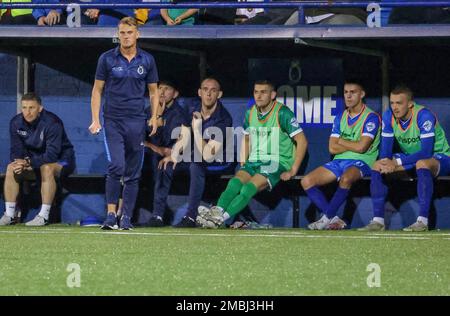 Stangmore Park, Dungannon, County Tyrone, Nordirland, Großbritannien. 02. September 2022. Danske Bank Premiership – Dungannon Swifts / Coleraine. Irischer League-Manager, Dungannon Swifts-Manager Dean Shiels. Stockfoto