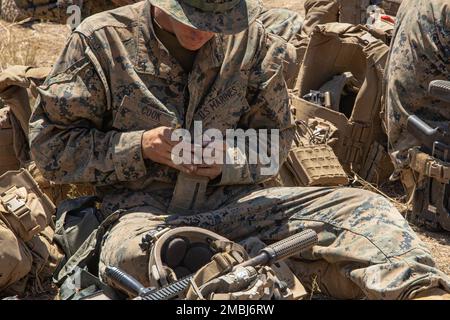 USA David Cook, ein Schütze der Lima Company, 3D. Bataillon, 4. Marines Regiment, 1. Marine Division, lädt Munition für den Einsatz auf Range 600 während des Mannschaftswettbewerbs im Marine Corps Base Camp Pendleton, Kalifornien, 14. Juni 2022. Der einwöchige Super-Squad-Wettbewerb umfasst eine Vielzahl von Kampfaufgaben, die entwickelt wurden, um die Fähigkeiten der einzelnen Teams zu bewerten. Stockfoto