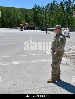 DIE Soldaten DER NATIONALGARDE unterstützen die Zivilbehörden nach den Überschwemmungen im südlichen Zentralmontana. Stockfoto