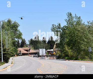 DIE Soldaten DER NATIONALGARDE unterstützen die Zivilbehörden nach den Überschwemmungen im südlichen Zentralmontana. Stockfoto