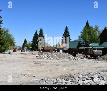 DIE Soldaten DER NATIONALGARDE unterstützen die Zivilbehörden nach den Überschwemmungen im südlichen Zentralmontana. Stockfoto