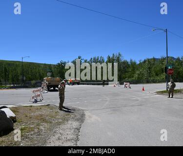 DIE Soldaten DER NATIONALGARDE unterstützen die Zivilbehörden nach den Überschwemmungen im südlichen Zentralmontana. Stockfoto