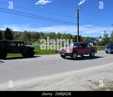 DIE Soldaten DER NATIONALGARDE unterstützen die Zivilbehörden nach den Überschwemmungen im südlichen Zentralmontana. Stockfoto